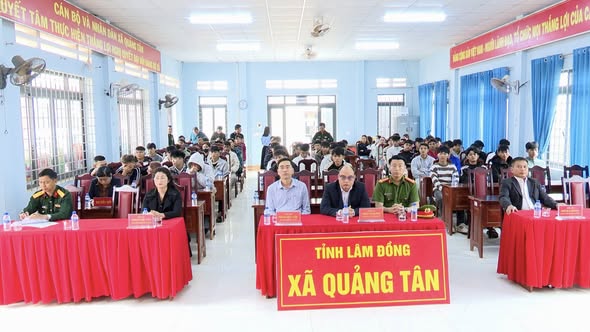 Xã Quảng Tân trao quyết định gọi công dân nhập ngũ và thực hiện nghĩa vụ tham gia Công an nhân dân năm 2026